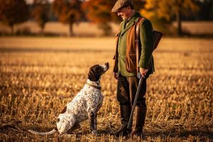 Un chasseur et son Braque allemand après une sortie en terrain ouvert. La complicité entre un chasseur et son chien de chasse bien choisi, c'est toute la magie de la cynégétique